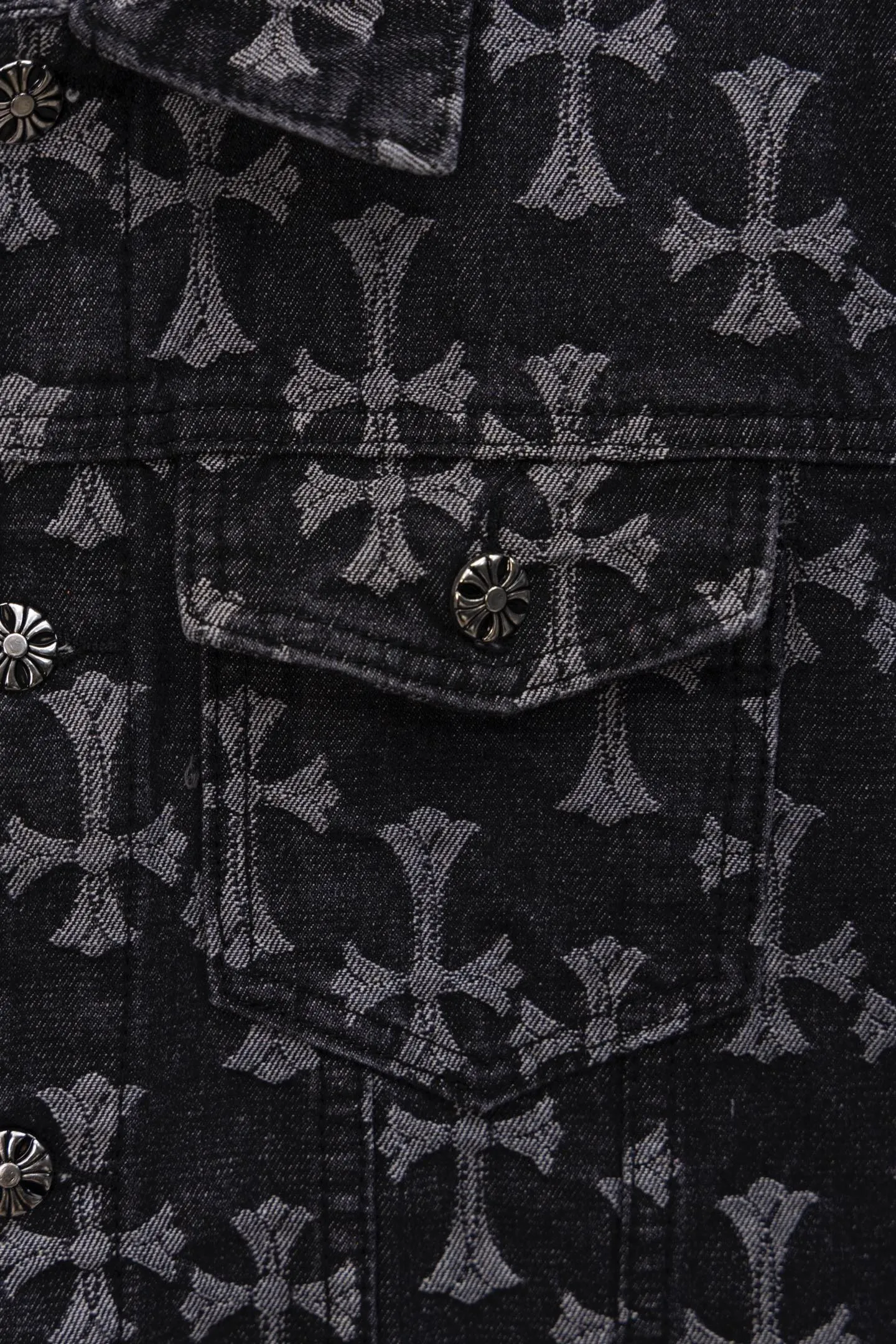 P240 Chrome Hearts CH Chrome Hearts double-sided all-over LOGO jacquard dark pattern heavy-duty denim jacket jeans denim suit same style as the Internet celebrity star's cross-printed denim jacket jeans, the unique cross design element plus all-over printing, full of design sense. It is made of 100% denim cotton fabric with heavy coarse yarn count, which ensures a stiff and tough silhouette while being soft, comfortable and breathable. The lapel is designed with silver buttons and is full of texture. The classic white cross logo is all over the dress, making it a perfect versatile style for spring and summer! Customized jacquard fabric, you can wear it in various styles. This gender-neutral shirt is a must-have for nightclubs. It can be worn as a jacket for both men and women. It can be easily worn by both men and women! The original loose version is made of high-quality pure cotton fabrics. The fabric pattern is high-definition and delicate without burrs. It is comfortable and breathable to wear. All the buttons are molded and customized. It is casual and fashionable and can be matched with any bottoms. It can be windproof and sunproof in spring and summer. It can be worn outside in autumn and winter! Easily concave shape makes you look slimmer and taller, perfect for both men and women! Color: Black Blue Size: Jacket S-XL Pants 28-36